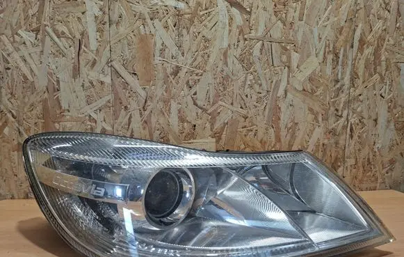 Skoda Octavia Mk2 (1Z) Headlight/headlamp PPT40