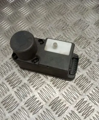 Volkswagen PASSAT B4 Central locking vacuum pump 1H0962257G