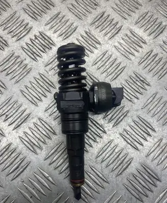 Volkswagen PASSAT B6 Fuel injector 038130073AG