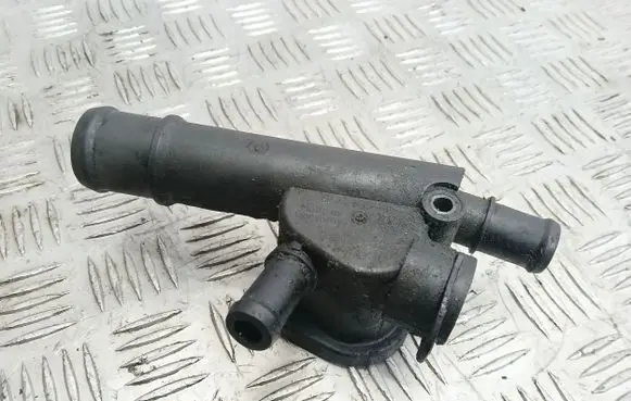 Volkswagen PASSAT B6 Engine coolant pipe/hose 038121132D