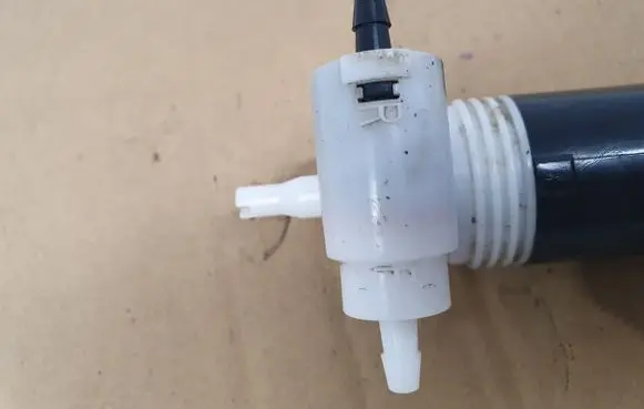 Chrysler Grand Voyager IV Windscreen/windshield washer pump L42076