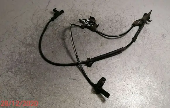 Toyota Avensis T270 ABS brake wheel speed sensor 8954302061 0265007806