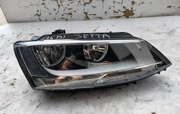 Volkswagen Jetta VI Headlight/headlamp 5C7941006H