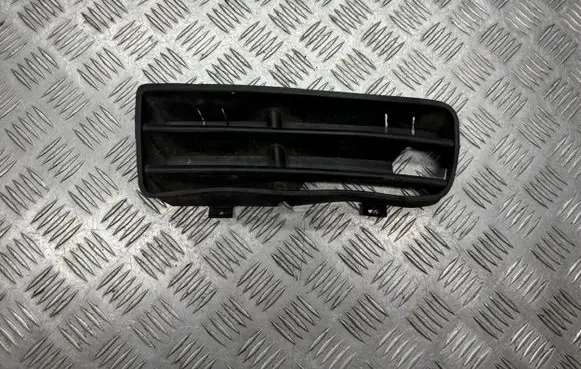 Volkswagen Golf IV Front bumper lower grill 242510