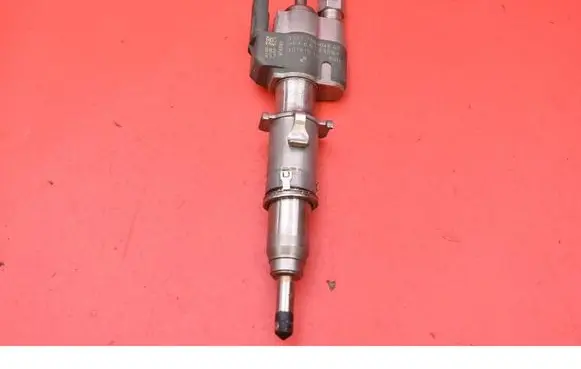 BMW 7 F01 F02 F03 F04 Fuel injector 7589048