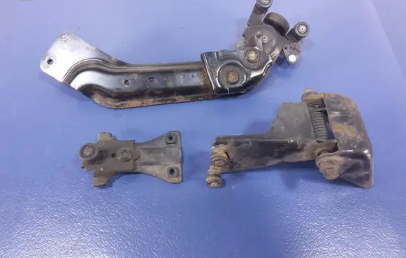 Chevrolet Caravan Front door hinge set 