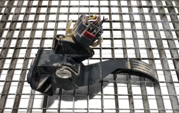 Accelerator throttle pedal