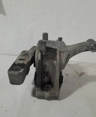 Volkswagen Tiguan Engine mount bracket 5N0199262F