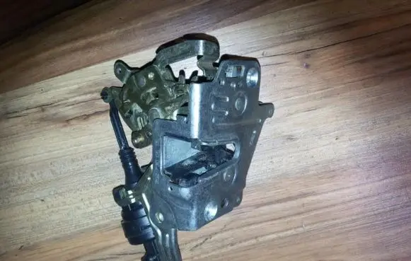 Mercedes-Benz C W202 Rear door lock 2027300635