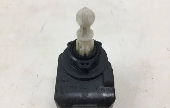 Volkswagen Golf V Headlight level adjustment motor 00883000