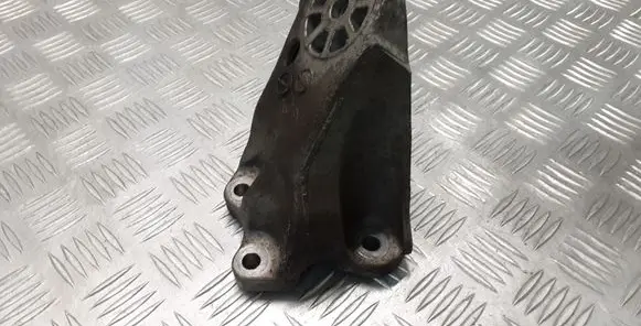 Volkswagen Touareg I Engine mounting bracket 7L6199307A