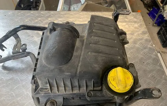 Renault Trafic II (X83) Air filter box 8200467321