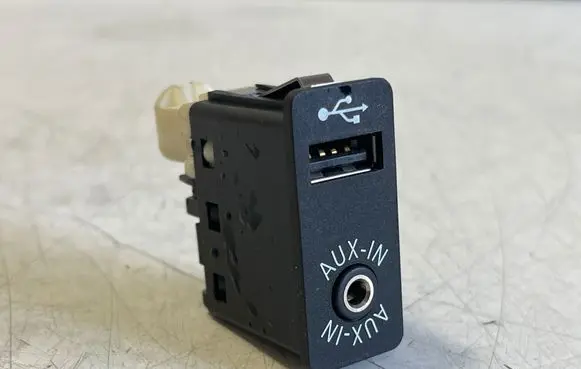 BMW X3 F25 USB socket connector 9237653