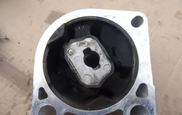 Engine mount vacuum valve