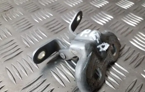Opel Mokka Front door lower hinge 