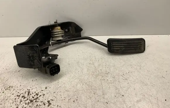 Accelerator throttle pedal