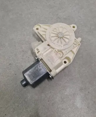 Mercedes-Benz C W204 Rear door window regulator motor 0130822504 A2048200642 961108100