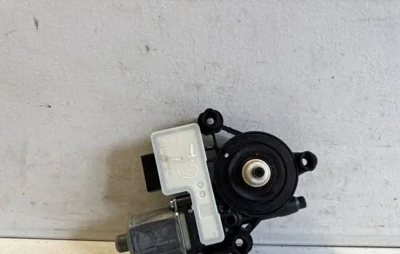 Volkswagen T-Roc Rear door window regulator motor 0130822695 20231128 5Q0959407D