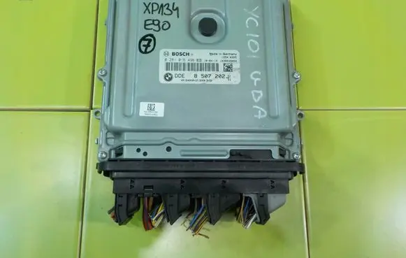 BMW 3 E90 E91 Engine control unit/module DDE8507202 XP134