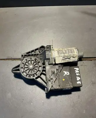Volkswagen PASSAT B5 Rear door window regulator motor 3B9839752AD