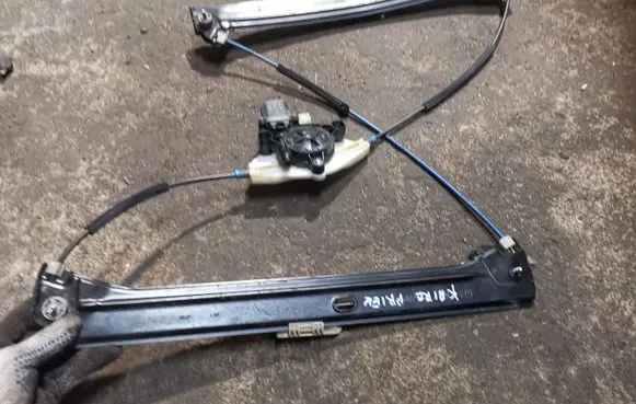 Volkswagen Touran III Front door window regulator with motor 5TA837461 5Q0959802B