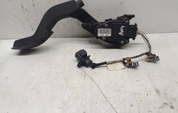 Volkswagen Phaeton Accelerator throttle pedal 8D1721523 6PV00777007