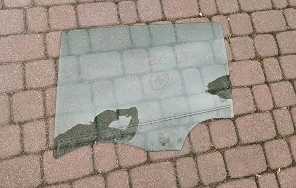 Opel Zafira C Rear door window glass