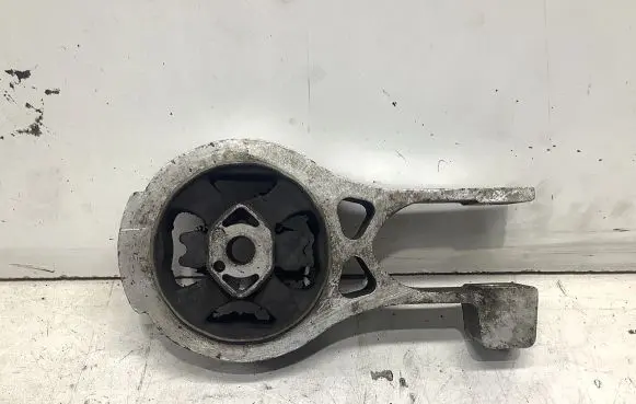 Peugeot 508 Engine mount bracket