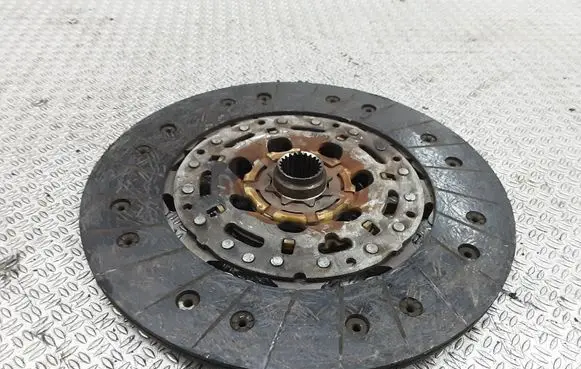 Volkswagen Golf IV Clutch pressure plate 06A141031K