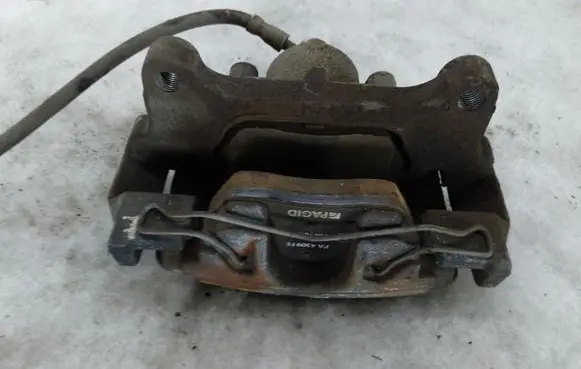 Volkswagen PASSAT B7 Front brake caliper