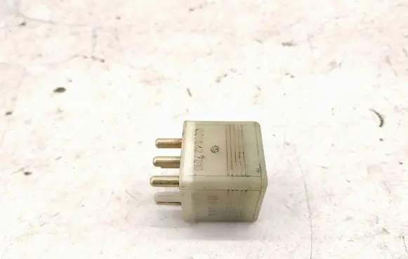 Mercedes-Benz E W124 Cruise control relay A0015427819 0015427819