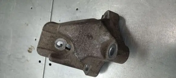 Volvo V70 Engine mounting bracket 8649262