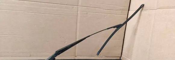Front wiper blade arm