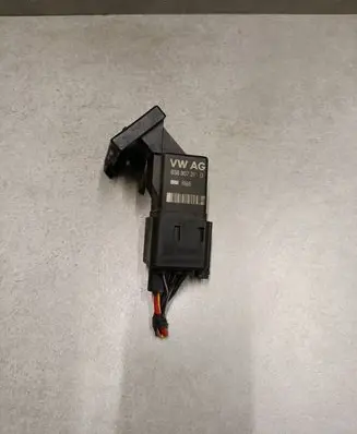 Skoda Superb B6 (3T) Glow plug pre-heat relay 038907281D 0281003038