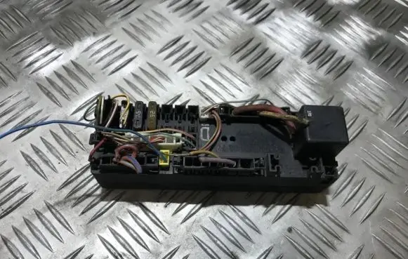 Mercedes-Benz E W210 Fuse box set a0005400372 05376120