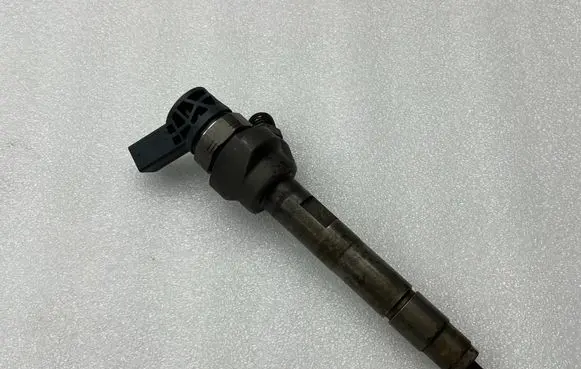 BMW 4 F36 Gran coupe Fuel injector 7810702 0445110616
