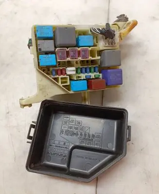Toyota Yaris Fuse module 8274152010