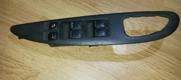 Nissan Primera Electric window control switch 25401av660
