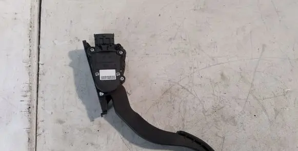 Accelerator throttle pedal
