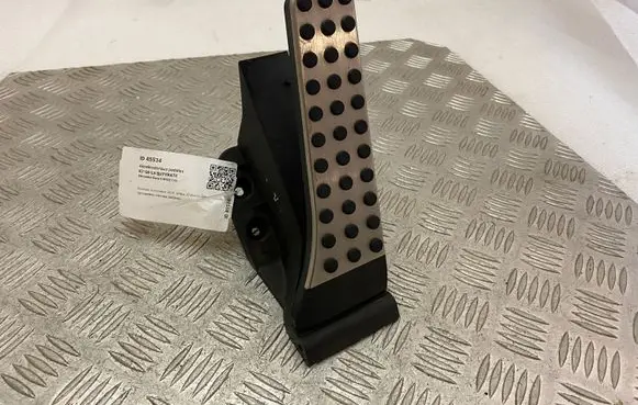Mercedes-Benz S W222 Accelerator throttle pedal A2043000200 A2043000182