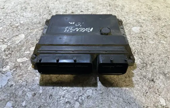 Toyota Avensis T270 Engine control unit/module 8966105D30 MB2759000181