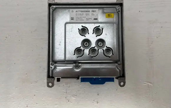 Mercedes-Benz B W247 Aerial antenna amplifier A1779000906 A1779011804 721305910002