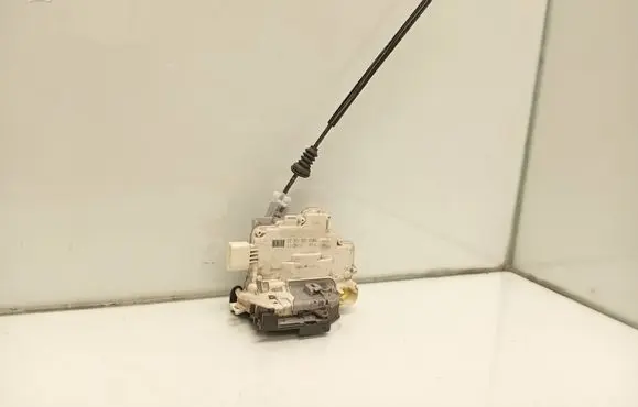 Volkswagen PASSAT B7 Front door lock 3C1837015A 3AA837085A