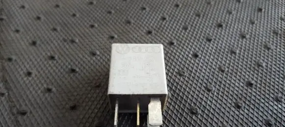 Volkswagen PASSAT B6 Other relay 1K0951253 V23374-A1601-X004