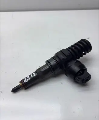 Volkswagen Golf V Fuel injector 038130073BQ