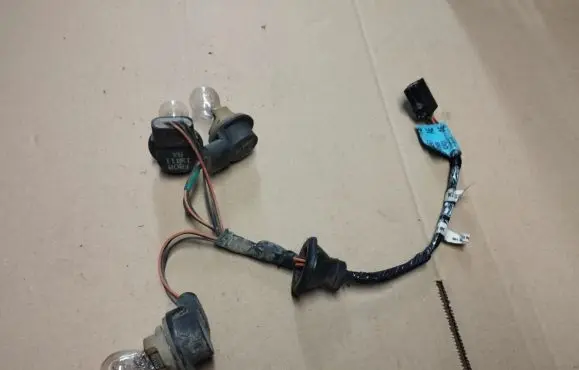 Lincoln Town Car Rear tail light wiring loom F8VB13407