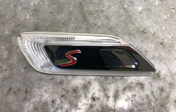 Front fender indicator light