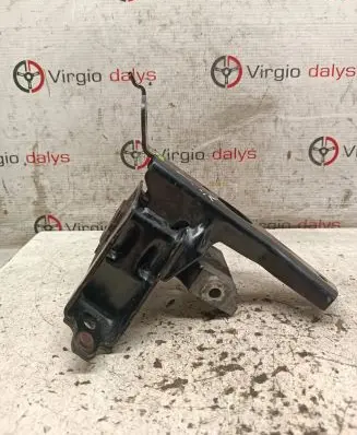 Toyota Yaris Engine mount bracket