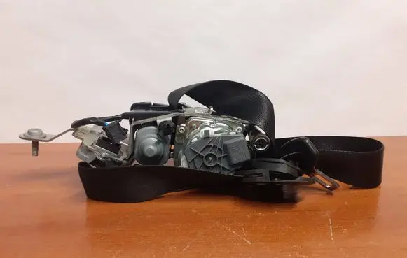 Mercedes-Benz E W212 Front seatbelt 610035800D 617112200 610902000