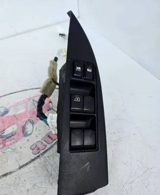 Subaru Outback Electric window control switch 157525